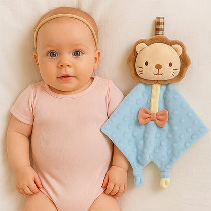 bebe fille eveille avec doudou lion