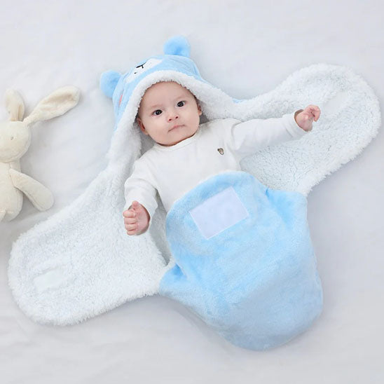 bebe dans nid d ange ouvert ourson bleu