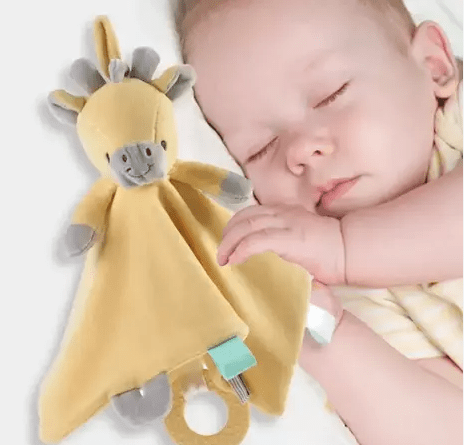 doudou girafe avec bébé endormi