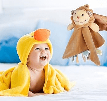 doudou girafe avec bébé souriant