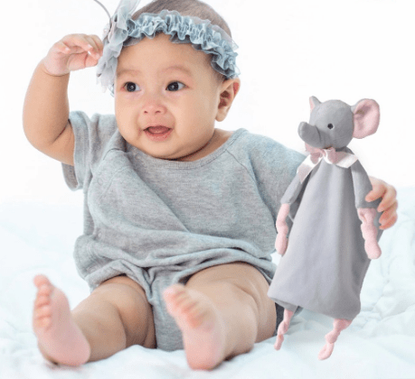 éléphant doudou dans main de bebe