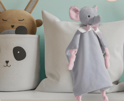 Éléphant doudou sur lit